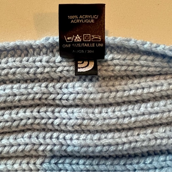 North Face Jumbo Knit Logo Scarf in Blue with White Stripe - Picture 5 of 5
